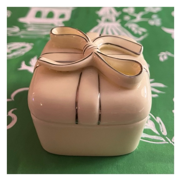 Vintage Porcelain Trinket/Ring Box with Bow Topped Lid - Picture 6 of 12